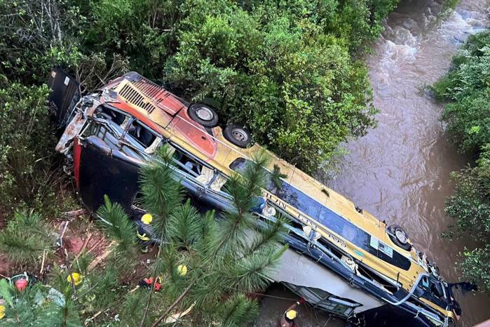 La madrugada de este domingo un ómnibus cayó desde un puente a un arroyo en la provincia argentina de Misiones, en el noreste del país. La madrugada de este domingo un ómnibus cayó desde un puente a un arroyo en la provincia argentina de Misiones, en el noreste del país.