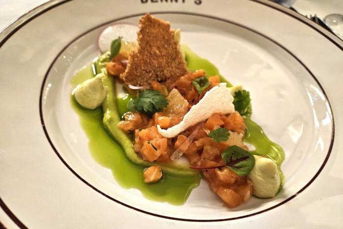 Tartar de salmón, aguacate y mayonesa de vieiras. Tartar de salmón, aguacate y mayonesa de vieiras.