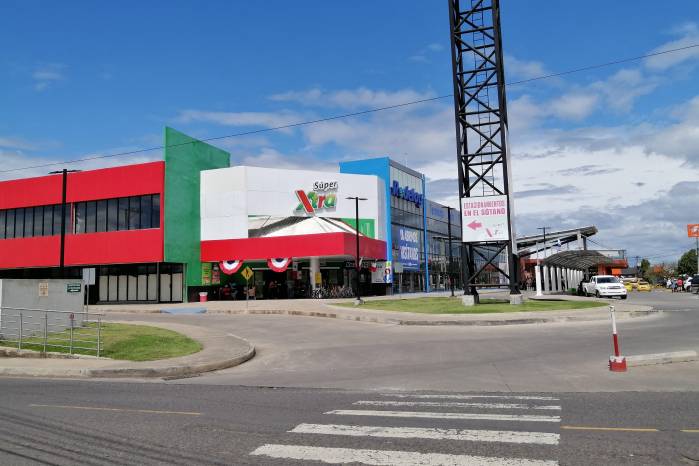 Centro comercial añadido a la terminal de buses de Santiago, en la provincia de Veraguas. Centro comercial añadido a la terminal de buses de Santiago, en la provincia de Veraguas.