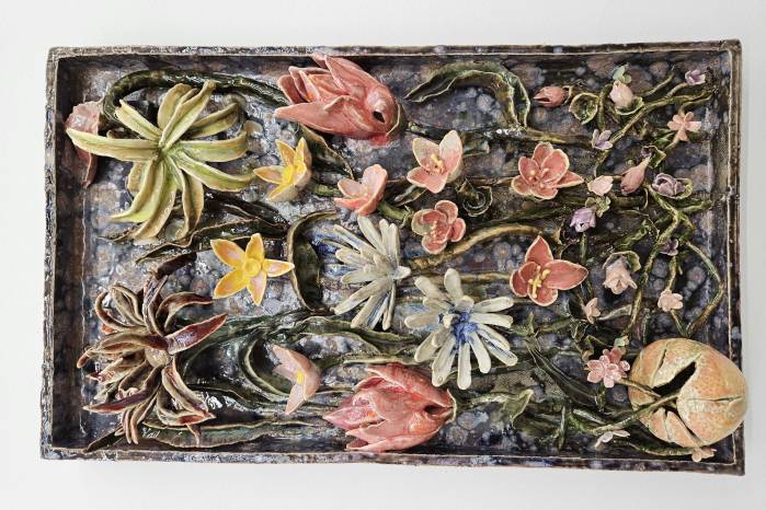 ‘Orange with flowers’, 2024, cerámica glaseada de Ryan Flores. ‘Orange with flowers’, 2024, cerámica glaseada de Ryan Flores.