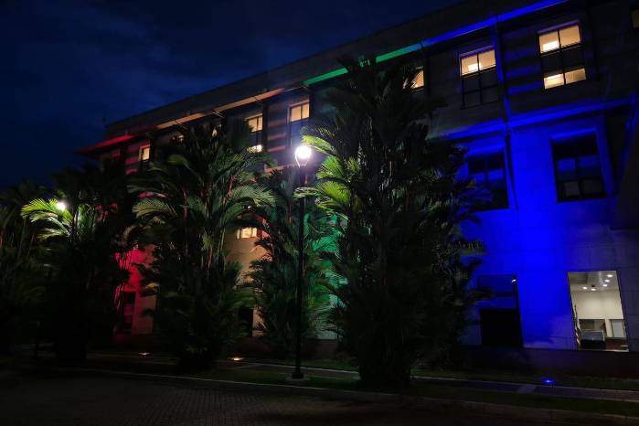 Iluminan el edificio de la embajada de EE.UU. Iluminan el edificio de la embajada de EE.UU.