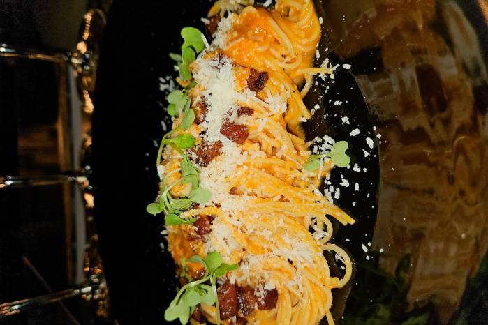 Spaghetti amatriciana con mix de guanciale y paceta y pomodoro cremoso con burratina Spaghetti amatriciana con mix de guanciale y paceta y pomodoro cremoso con burratina