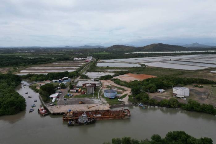 Los puertos son la principal entrada que ofrece el país vía marítima. Los puertos son la principal entrada que ofrece el país vía marítima.