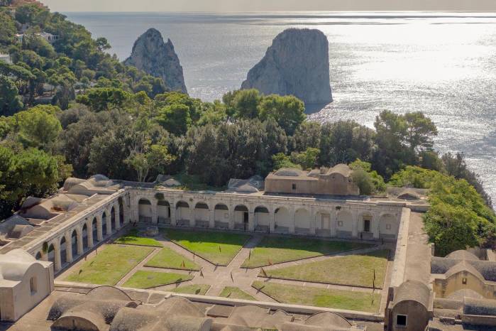 Vista aérea del Antiguo monasterio de la Certosa de San Giacomo, en la isla de Capri, donde se sitúa su nuevo museo arqueológico. Vista aérea del Antiguo monasterio de la Certosa de San Giacomo, en la isla de Capri, donde se sitúa su nuevo museo arqueológico.