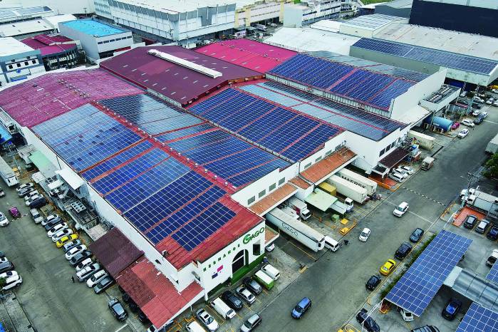 La instalación de este proyecto, uno de los más grandes en Panamá realizados en techo, tomó aproximadamente cuatro meses. La instalación de este proyecto, uno de los más grandes en Panamá realizados en techo, tomó aproximadamente cuatro meses.