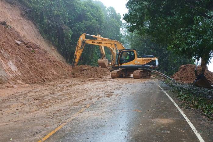 Muchas carreteras han quedado incomunicadas por los deslizamientos de lluvias. Muchas carreteras han quedado incomunicadas por los deslizamientos de lluvias.