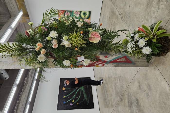Al fondo, ‘Nana de flores’ 2024, óleo sobre lino de Cristina Lama Al fondo, ‘Nana de flores’ 2024, óleo sobre lino de Cristina Lama