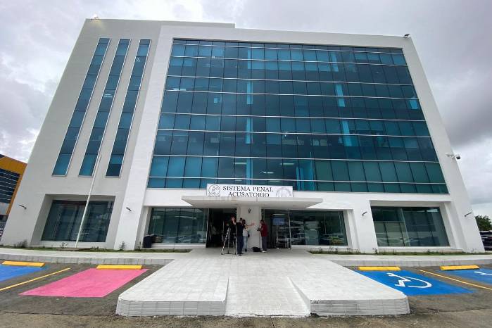 Esta ley también fija el tiempo de pena entre 4 y 8 años si el victimario es pariente cercano. Esta ley también fija el tiempo de pena entre 4 y 8 años si el victimario es pariente cercano.