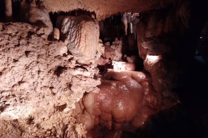 En 1970 el barbadense Tony Mason y el explorador danés Ole Sorensen entraron en la cueva de Harrison. En 1970 el barbadense Tony Mason y el explorador danés Ole Sorensen entraron en la cueva de Harrison.