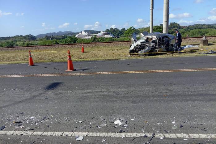 En el accidente estuvo involucrado un auto sedán color gris En el accidente estuvo involucrado un auto sedán color gris