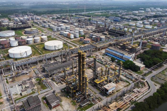Fotografía aérea de archivo del 29 de septiembre de 2021 que muestra la refinería de Petrobras en Duque de Caxias (REDUC), en Río de Janeiro. Fotografía aérea de archivo del 29 de septiembre de 2021 que muestra la refinería de Petrobras en Duque de Caxias (REDUC), en Río de Janeiro.
