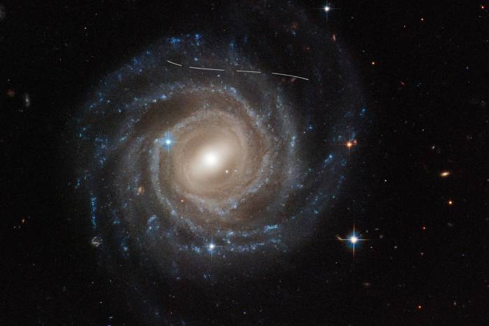 Un asteroide fotobombea una instantánea del Hubble de la galaxia UGC 12158. Un asteroide fotobombea una instantánea del Hubble de la galaxia UGC 12158.