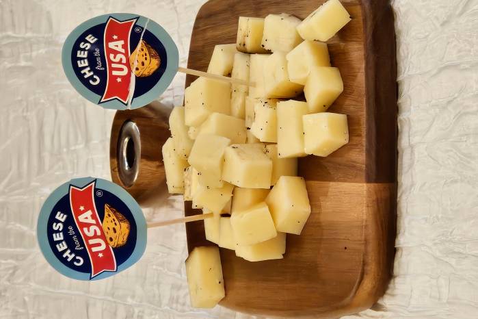 Queso BellaVitano con cubierta de café. Queso BellaVitano con cubierta de café.