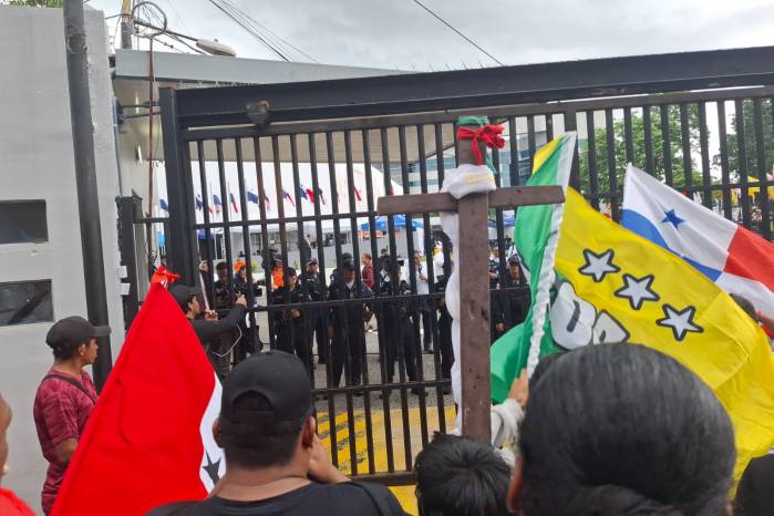 Estudiantes universitarios se suman a protestas a las afueras de la Asamblea Nacional de Diputados Estudiantes universitarios se suman a protestas a las afueras de la Asamblea Nacional de Diputados 