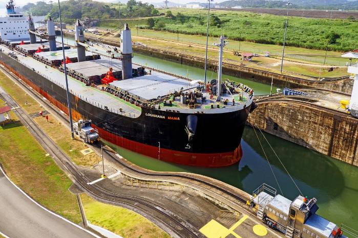 Un barco cruza por las esclusas del Canal de Panamá. Un barco cruza por las esclusas del Canal de Panamá.