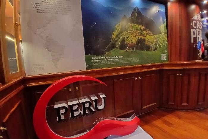 El buque escuela también sirve con su función de embajada itinerante. El buque escuela también sirve con su función de embajada itinerante.