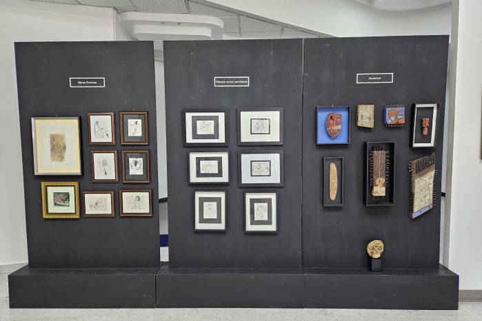 Exhibición de obra erótica, obras en servilletas y amuletos. Exhibición de obra erótica, obras en servilletas y amuletos.