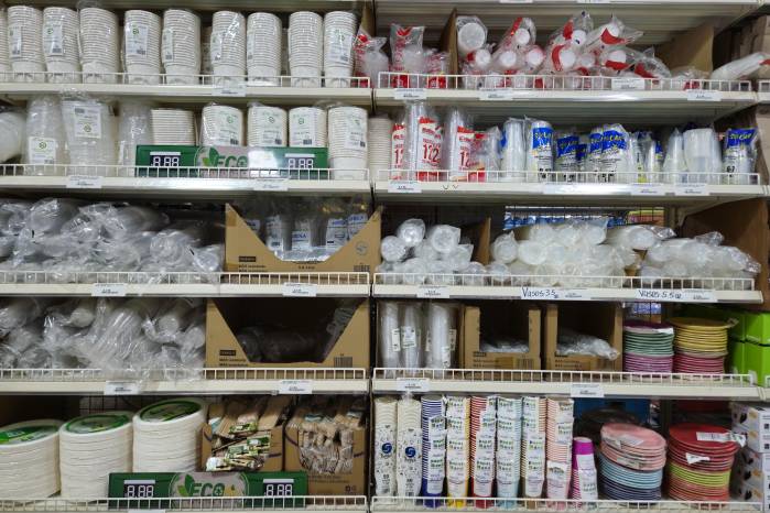 Opciones biodegradables en un minisuper rural. Opciones biodegradables en un minisuper rural.