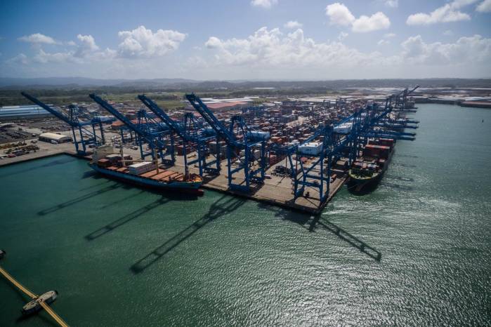 Panamá cuenta con puertos ubicados en el litoral Atlántico y Pacífico. Panamá cuenta con puertos ubicados en el litoral Atlántico y Pacífico.