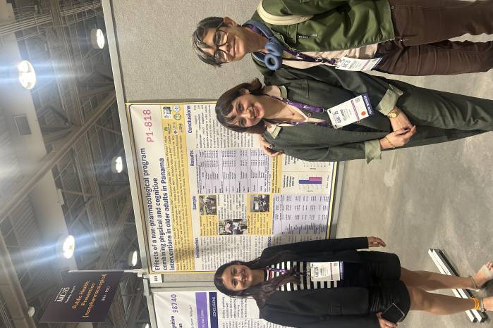 Las investigadoras Diana Oviedo, Elianne Pauli Quirós y Gabrielle Britton durante la presentación del póster del estudio en la Alzheimer’s Association International Conference 2025 en Canadá. Las investigadoras Diana Oviedo, Elianne Pauli Quirós y Gabrielle Britton durante la presentación del póster del estudio en la Alzheimer’s Association International Conference 2025 en Canadá.