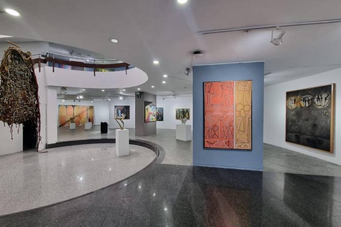 Entrada de la exhibición colectiva “Sintaxis”. A la derecha “Picking up the pieces”de Ramón Almanza, acrílico sobre lienzo crudo, 170 x113 cm, Museo de Arte Contemporáneo de Bogotá, 2023. Entrada de la exhibición colectiva “Sintaxis”. A la derecha “Picking up the pieces”de Ramón Almanza, acrílico sobre lienzo crudo, 170 x113 cm, Museo de Arte Contemporáneo de Bogotá, 2023.
