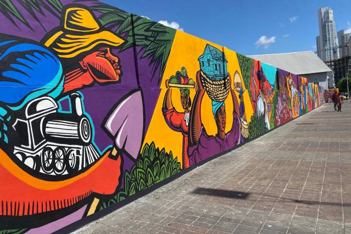 El mural cubre el muro perimetral que protege este centro cultural. El mural cubre el muro perimetral que protege este centro cultural.