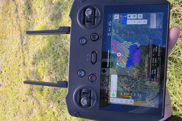 Ruta de vuelo del dron sobre campos agrícolas. Ruta de vuelo del dron sobre campos agrícolas.