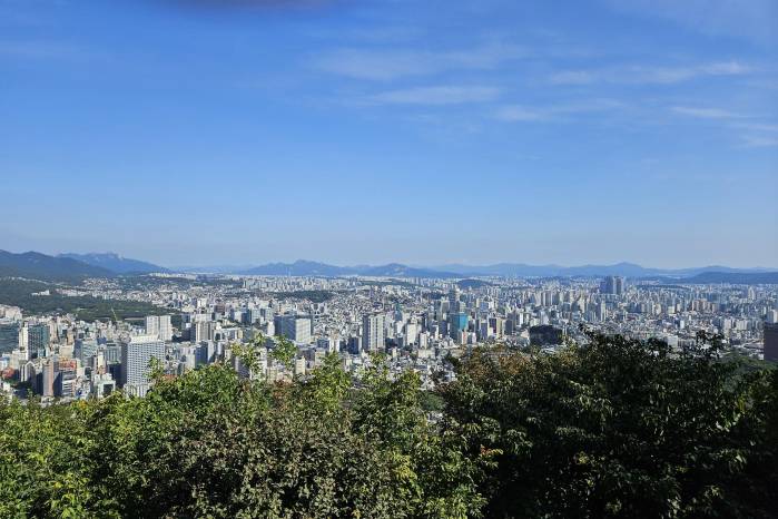 Vista de la ciudad de Seúl desde el mirador de la montaña Namsan. Vista de la ciudad de Seúl desde el mirador de la montaña Namsan.