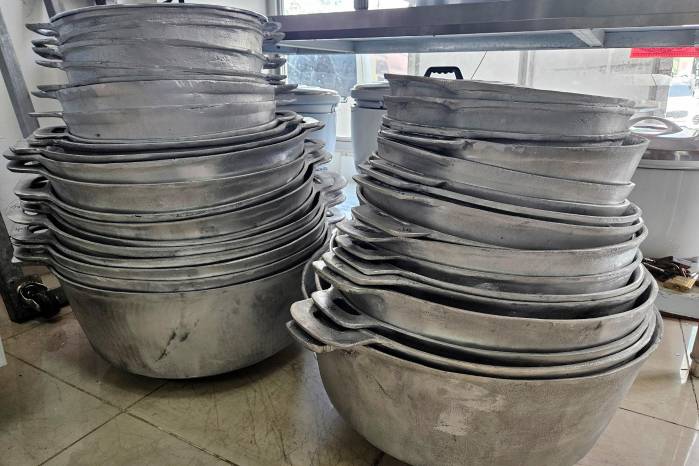 Las pailas tradicionales requieren de un curado para que los alimentos no se peguen. Las pailas tradicionales requieren de un curado para que los alimentos no se peguen.
