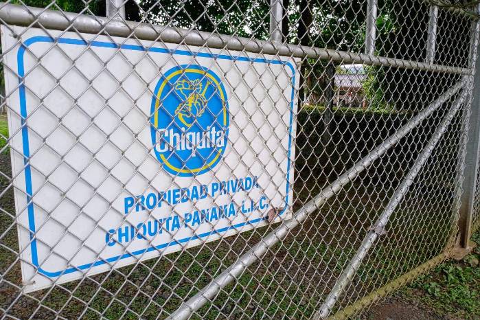 Letrero de la multinacional cuelga en una de las sedes ubicadas en Bocas del Toro, donde decidieron suspender operaciones, tras el golpe económico de las protestas de los últimos meses. Letrero de la multinacional cuelga en una de las sedes ubicadas en Bocas del Toro, donde decidieron suspender operaciones, tras el golpe económico de las protestas de los últimos meses.