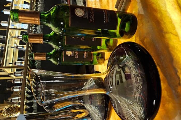Los vinos fueron descorchados y oxigenados para permitir su evolución. Los vinos fueron descorchados y oxigenados para permitir su evolución.
