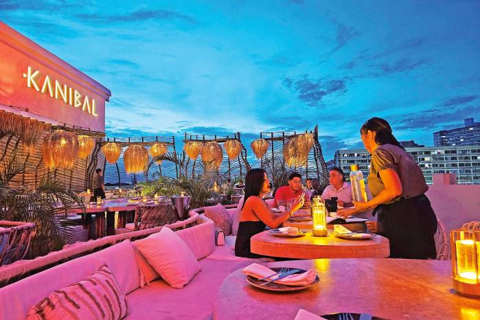 El ambiente es distendido, pero elegante. Con toques muy tropicales. El ambiente es distendido, pero elegante. Con toques muy tropicales.