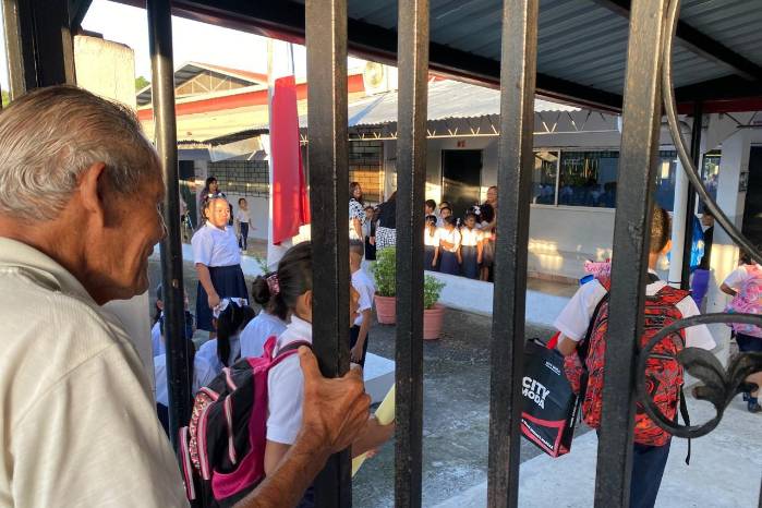 Acudientes llevaron a sus hijos a los distintos centros educativos este lunes 14 de julio. Acudientes llevaron a sus hijos a los distintos centros educativos este lunes 14 de julio.