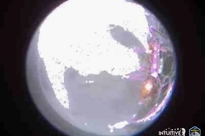 Fotografía divulgada este lunes por Intuitive Machines donde se muestra la superficie lunar tomada durante el descenso vertical del módulo Odiseo. Fotografía divulgada este lunes por Intuitive Machines donde se muestra la superficie lunar tomada durante el descenso vertical del módulo Odiseo.