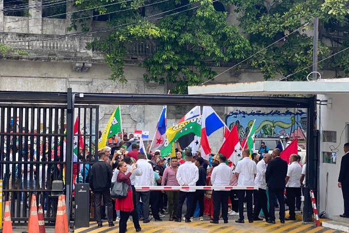 Se reportan protestas en las puertas de la Asamblea Nacional de diputados Se reportan protestas en las puertas de la Asamblea Nacional de diputados 