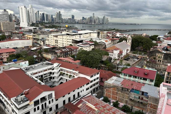 El desarrollo comercial, turístico y de entretenimiento del barrio de San Felipe en el Casco Antiguo. El desarrollo comercial, turístico y de entretenimiento del barrio de San Felipe en el Casco Antiguo.