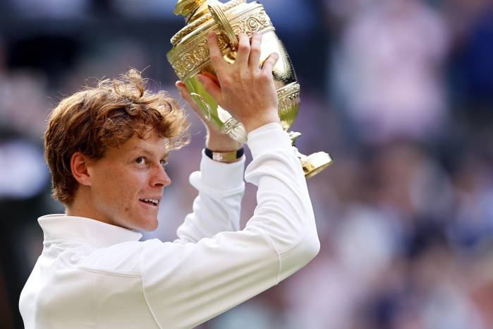 El tenista italiano Jannik Sinner celebra la victoria tras la final de de Wimbledon. El tenista italiano Jannik Sinner celebra la victoria tras la final de de Wimbledon.