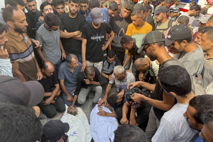 Funeral este lunes en Gaza por periodistas asesinados este domingo por la noche en un ataque de precisión israelí a su tienda junto al hospital Al Shifa de la ciudad de Gaza. La oficina de información del Gobierno de Gaza elevó a seis los informadores asesinados tras la muerte de Mohamed Al Khalidi, que trabajaba para el medio palestino Sahat. Funeral este lunes en Gaza por periodistas asesinados este domingo por la noche en un ataque de precisión israelí a su tienda junto al hospital Al Shifa de la ciudad de Gaza. La oficina de información del Gobierno de Gaza elevó a seis los informadores asesinados tras la muerte de Mohamed Al Khalidi, que trabajaba para el medio palestino Sahat.