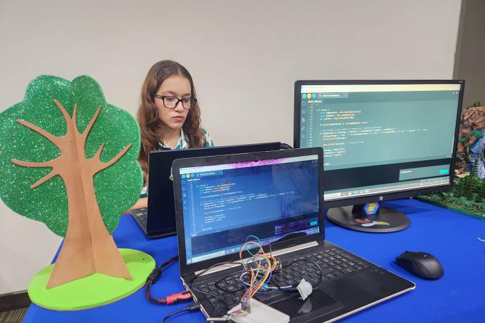 Una joven desarrolla habilidades técnicas-tecnológicas en el programa ‘CampTech’. Una joven desarrolla habilidades técnicas-tecnológicas en el programa ‘CampTech’.