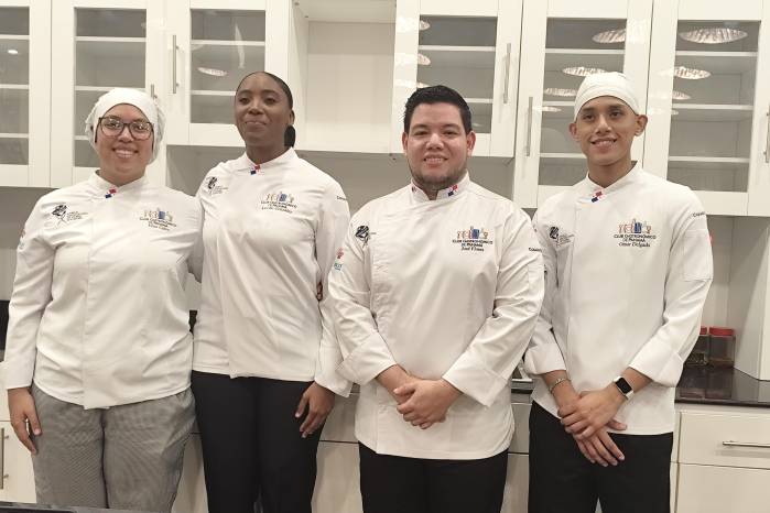Eliza Calvo, Leydis González, Chef José Flores, presidente del Club Gastronómico de Panamá y Omar Delgado Eliza Calvo, Leydis González, Chef José Flores, presidente del Club Gastronómico de Panamá y Omar Delgado