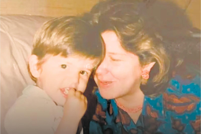 Miguel Uribe Turbay junto a su madre, Diana Turbay Quintero. Miguel Uribe Turbay junto a su madre, Diana Turbay Quintero.