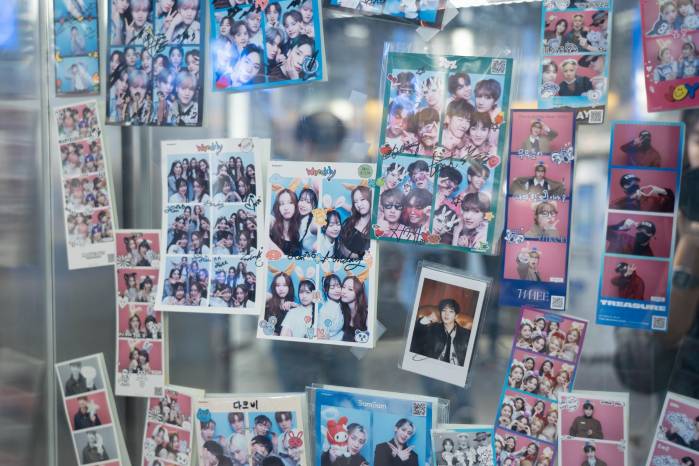 Ktown4u es visitada tanto por cantantes como aspirantes y fanáticos. Con fotos tomadas en una cabina dentro de la tienda, dejan prueba de sus visitas. Ktown4u es visitada tanto por cantantes como aspirantes y fanáticos. Con fotos tomadas en una cabina dentro de la tienda, dejan prueba de sus visitas.