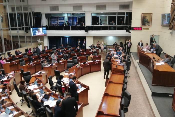 El pleno decidió devolver a segundo debate el proyecto de ley No. 127, que modifica el Código Penal. El pleno decidió devolver a segundo debate el proyecto de ley No. 127, que modifica el Código Penal.