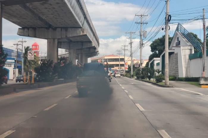 La quema de combustibles fósiles por fuentes móviles en ruta son la principal causa de la contaminación ambiental en las zonas urbanas La quema de combustibles fósiles por fuentes móviles en ruta son la principal causa de la contaminación ambiental en las zonas urbanas