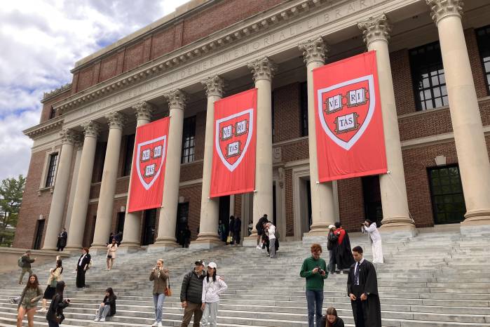 Jueza insta al gobierno de Trump a justificar recorte millonario a Harvard Jueza insta al gobierno de Trump a justificar recorte millonario a Harvard