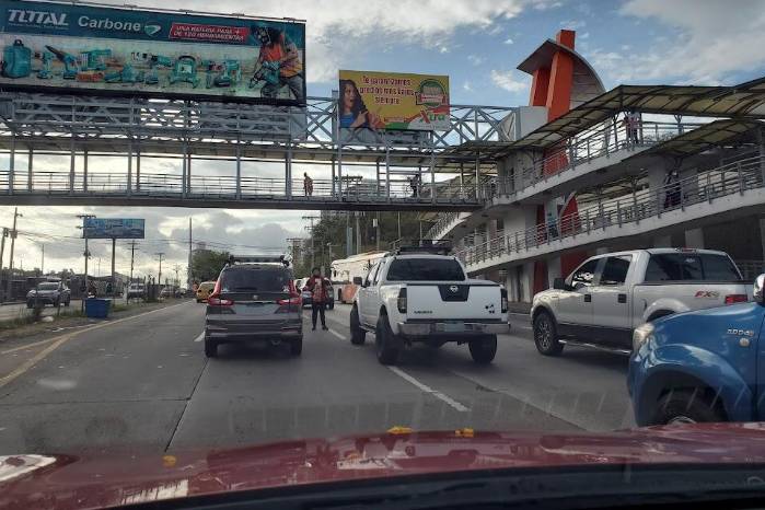 Los vendedores informales reportan que pasan más de cuatro horas diarias expuestos a la contaminación provocada por el trafico vehicular. Los vendedores informales reportan que pasan más de cuatro horas diarias expuestos a la contaminación provocada por el trafico vehicular.