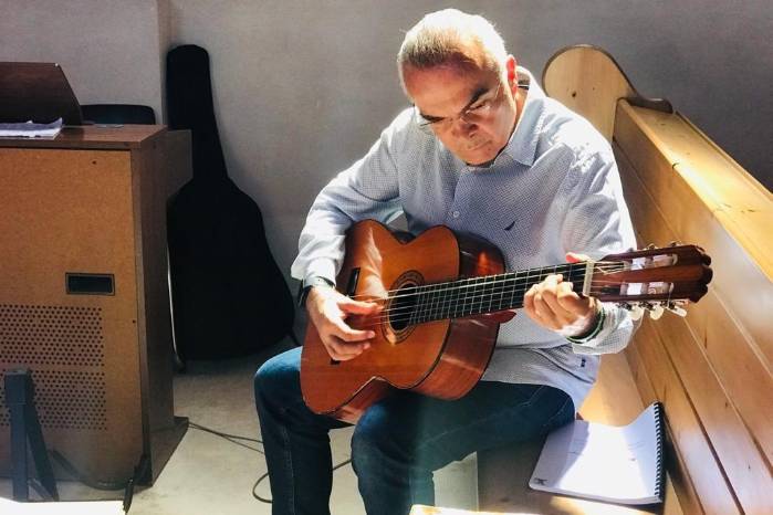 El colombiano conoció de la música inglesa y el rock and roll durante su adolescencia, un periodo donde poco a poco el libertinaje lo hizo abandonar su fe. El colombiano conoció de la música inglesa y el rock and roll durante su adolescencia, un periodo donde poco a poco el libertinaje lo hizo abandonar su fe.