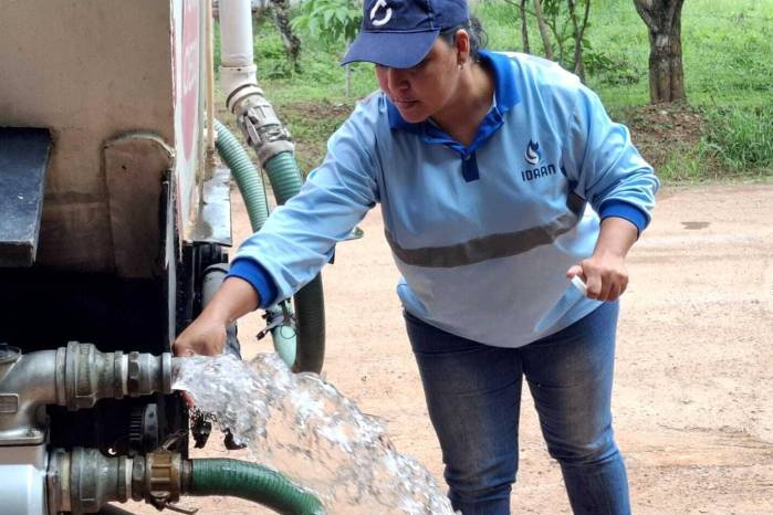 Con el estado de emergencia vigente en Azuero el Idaan ofrece alternativas para que la población tenga acceso a agua potable mediante pozos habilitados en puntos clave. Con el estado de emergencia vigente en Azuero el Idaan ofrece alternativas para que la población tenga acceso a agua potable mediante pozos habilitados en puntos clave.