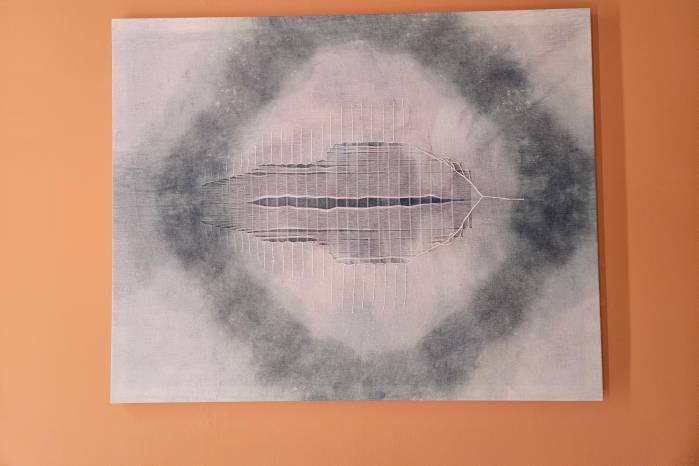 Uno de los cuadros con obra textil. Uno de los cuadros con obra textil.