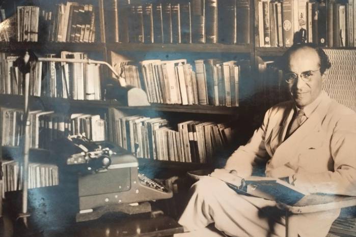 Rogelio Sinán en su biblioteca Rogelio Sinán en su biblioteca